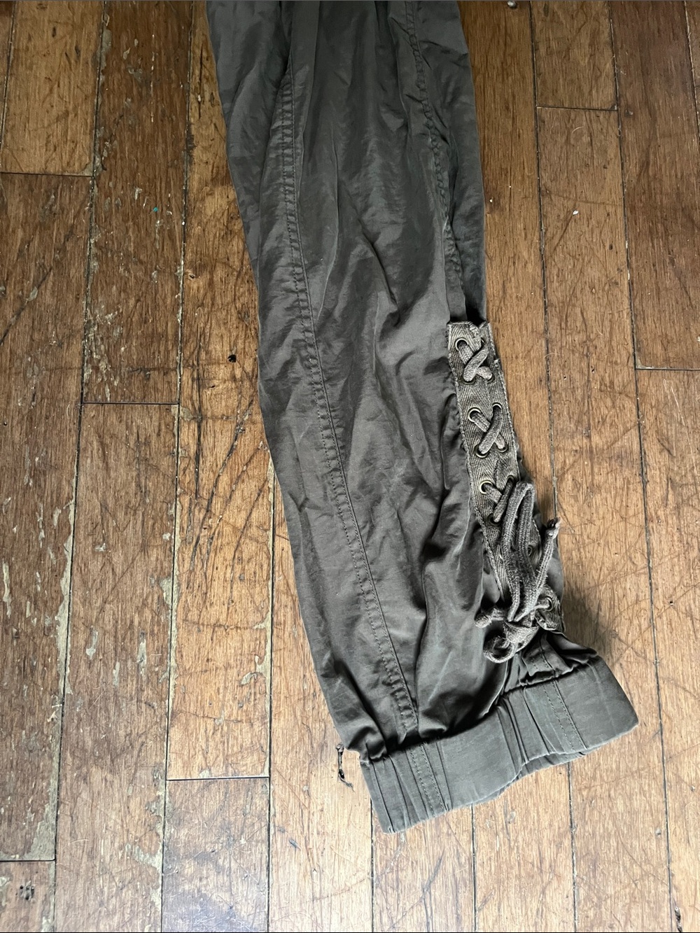 Women’s Olive Cargo Capris with Elastic Cuffs - Picture 4 of 6